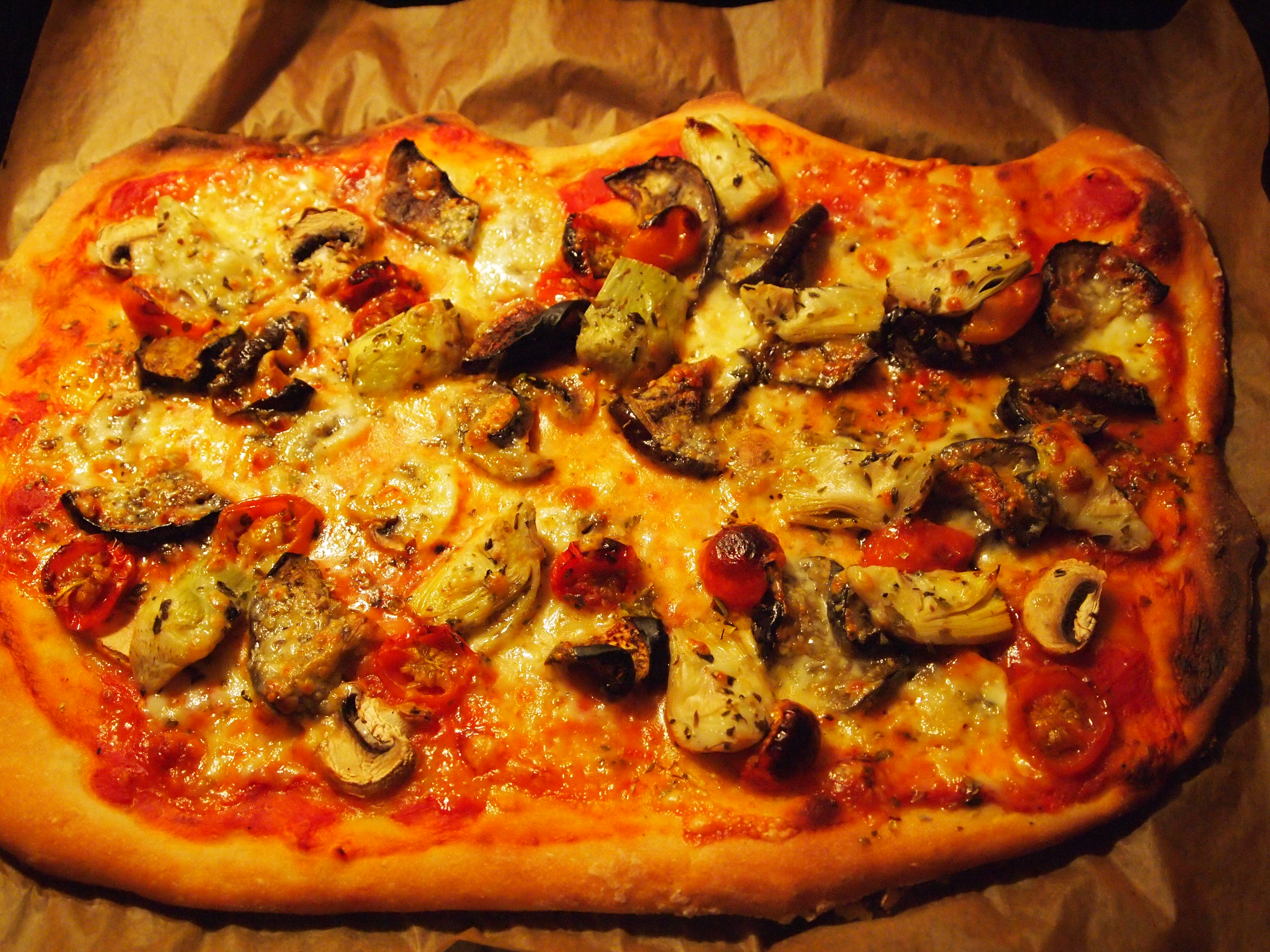 Vegetarisk pizza med kronärtsskockor, aubergine och mozzarella